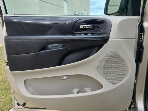 Used 2016 Chrysler Town & Country Limited FWD image 18