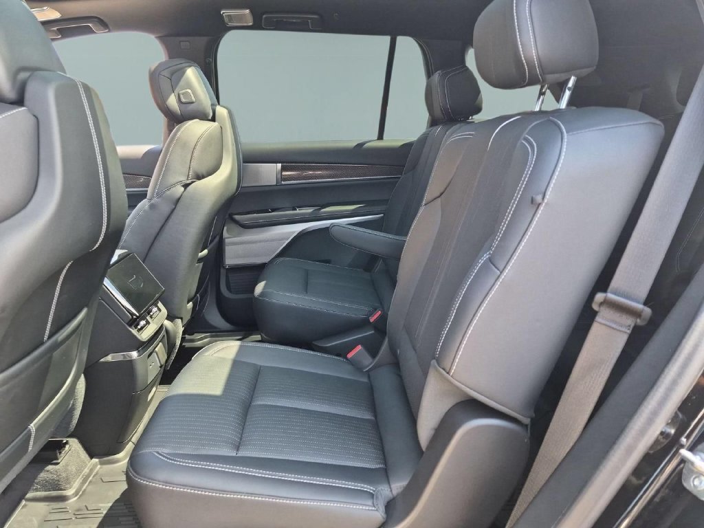 Certified 2026 Cadillac Vistiq Luxury w/ LPO, Floor Liner Package AWD/4WD image 24