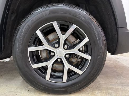 Used 2024 Jeep Grand Cherokee L Limited w/ Luxury Tech Group II image 14