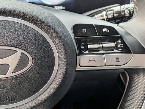 Used 2025 Hyundai Elantra SEL image 21