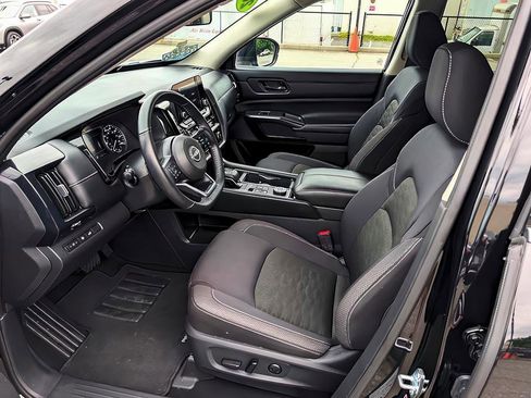 Used 2025 Nissan Pathfinder SV AWD/4WD image 40