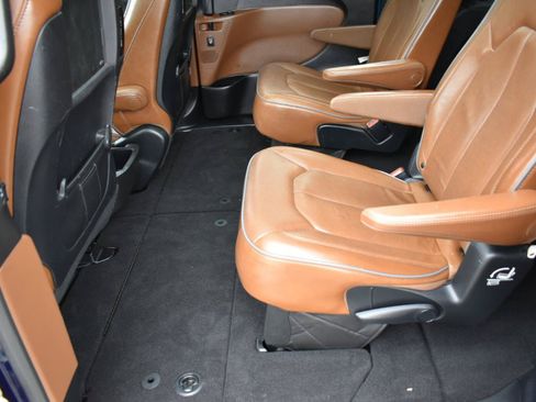Used 2019 Chrysler Pacifica Limited w/ Tire & Wheel Group FWD image 23