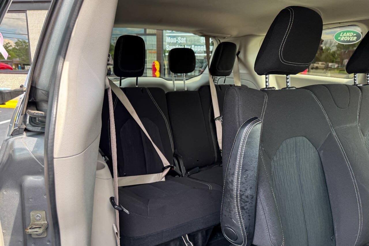 Used 2020 Chrysler Voyager L FWD image 14