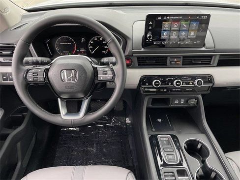 Used 2025 Honda Pilot Touring image 12