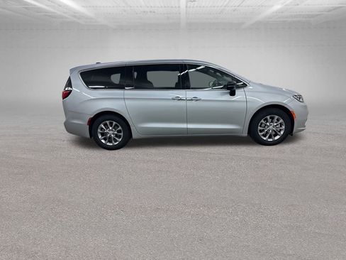 New 2026 Chrysler Pacifica Limited image 12