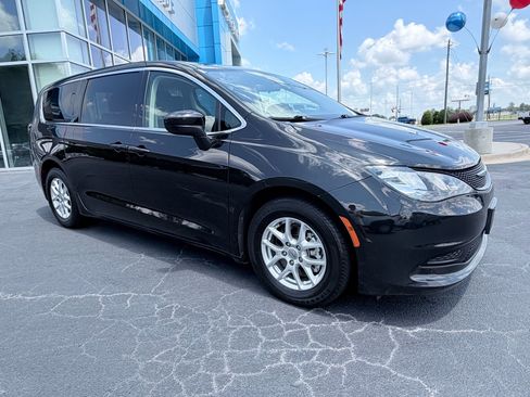 Used 2022 Chrysler Voyager LX FWD image 2