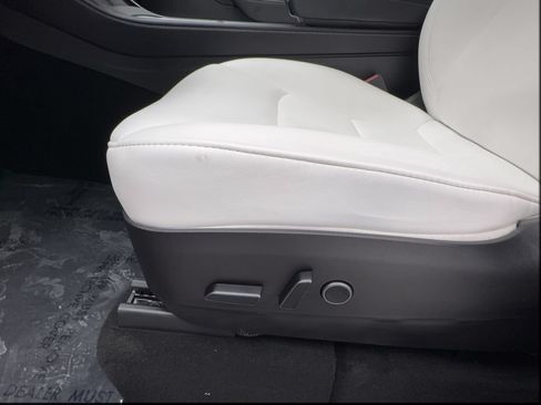 Used 2022 Tesla Model Y Performance AWD/4WD image 19