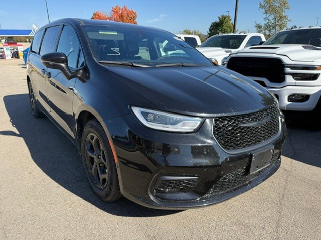 Used 2023 Chrysler Pacifica Touring-L w/ S Appearance Package FWD image 1