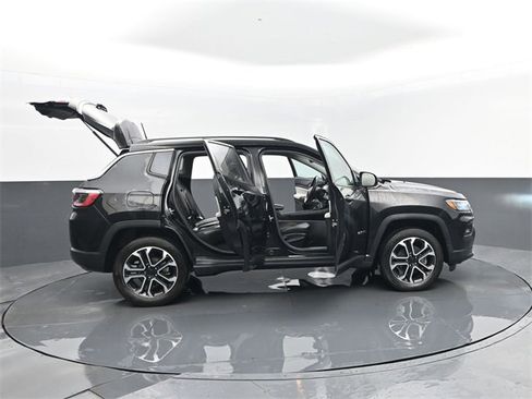 Used 2022 Jeep Compass Limited image 29