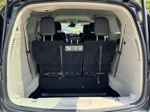 Used 2021 Chrysler Pacifica Touring-L FWD image 6