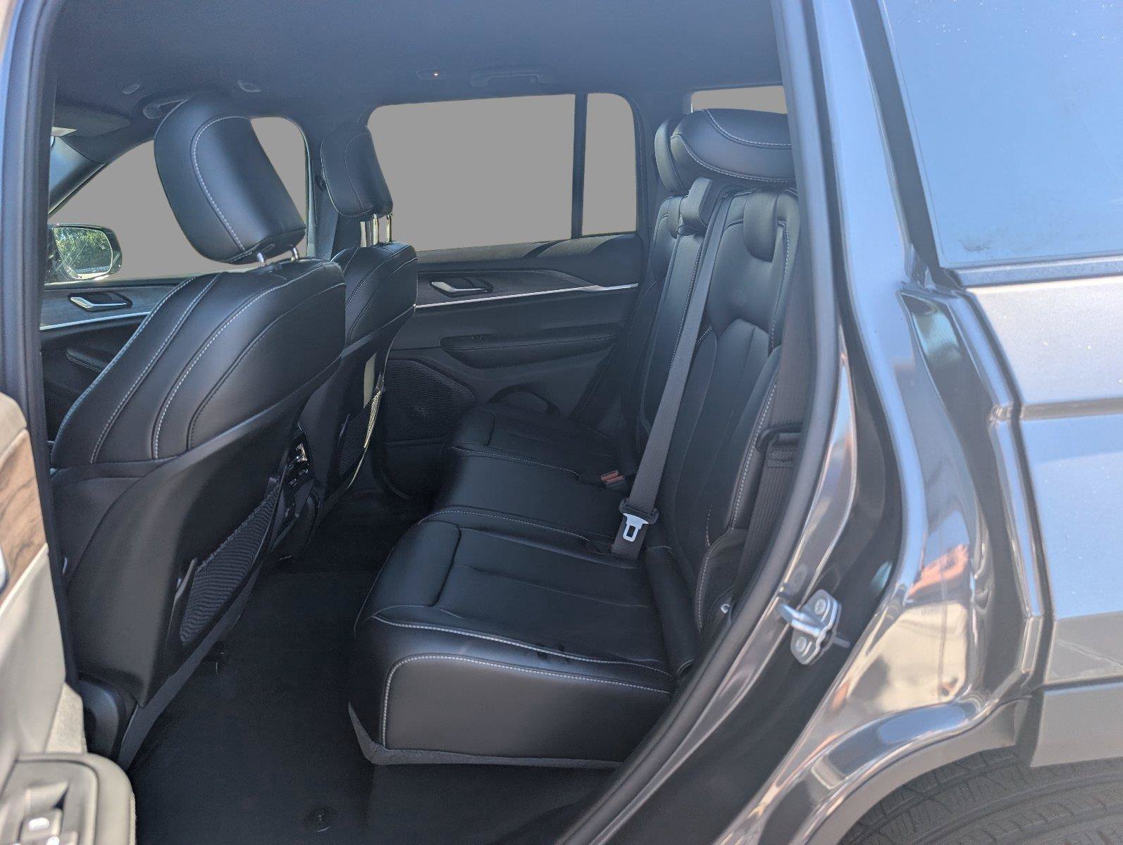 Used 2025 Jeep Grand Cherokee Limited w/ Black Appearance Package AWD/4WD image 33