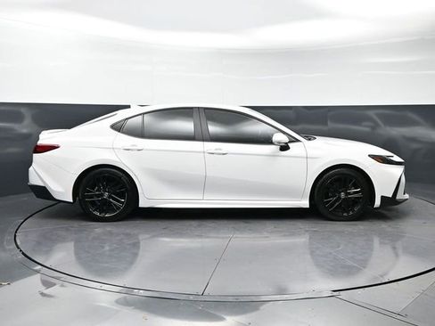 Used 2025 Toyota Camry SE w/ Convenience Package image 4