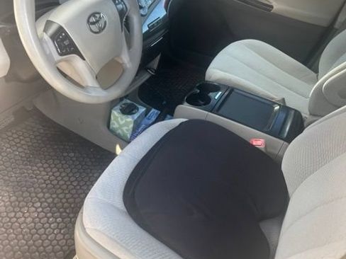 Used 2011 Toyota Sienna LE w/ Towing Pkg FWD image 5