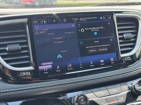 Used 2025 Chrysler Pacifica Limited FWD image 3