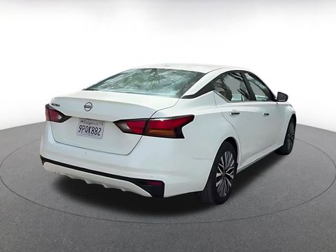 Used 2025 Nissan Altima 2.5 SV FWD image 14
