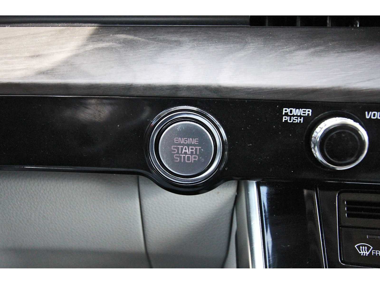Used 2024 Kia Carnival EX FWD image 28