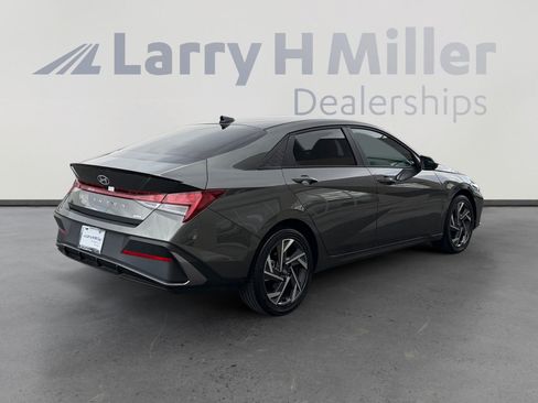 Used 2025 Hyundai Elantra SEL FWD image 5