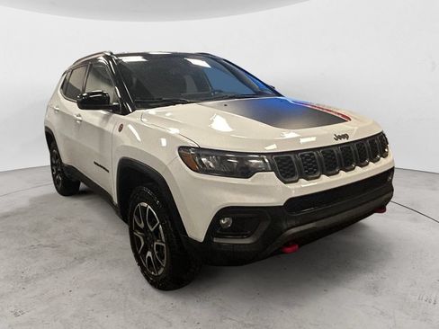 Used 2025 Jeep Compass Trailhawk AWD/4WD image 7