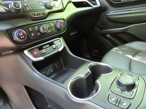 Used 2024 GMC Terrain SLT w/ Infotainment Package II AWD/4WD image 22