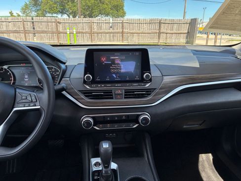 Used 2025 Nissan Altima 2.5 SV FWD image 14