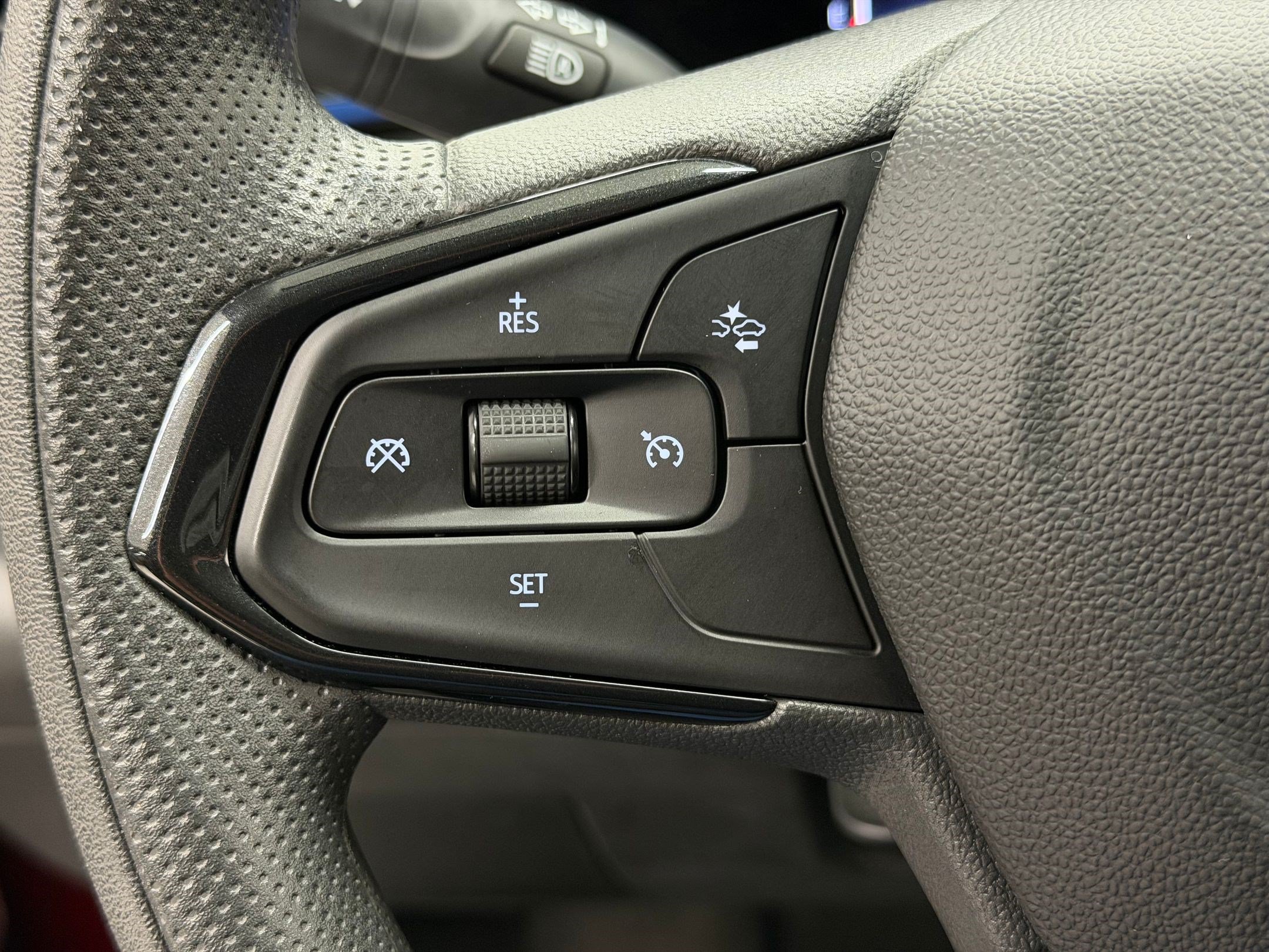 Used 2025 Chevrolet Trax LT FWD image 13