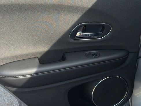 Used 2022 Honda HR-V EX image 9