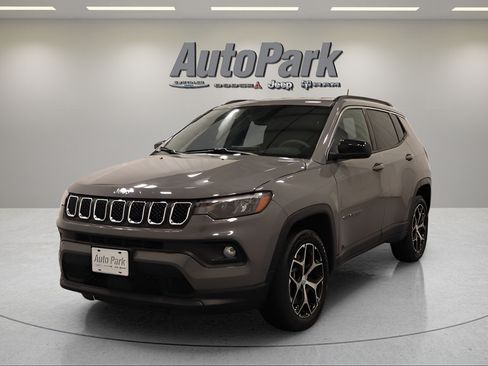 Used 2024 Jeep Compass Latitude AWD/4WD image 5