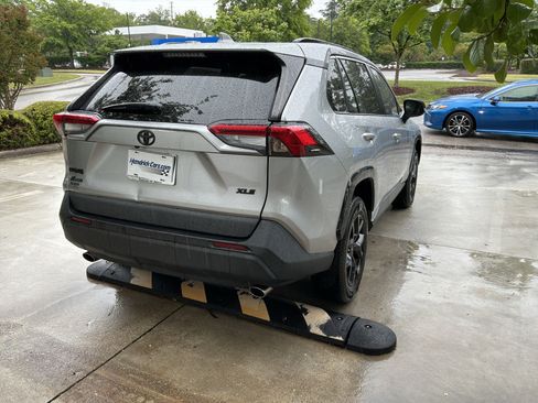 Used 2022 Toyota RAV4 XLE w/ Convenience Package FWD image 10