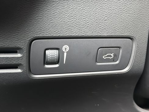 Used 2019 Volvo XC40 T5 R-Design AWD/4WD image 28