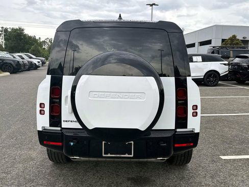 New 2025 Land Rover Defender 130 X-Dynamic SE image 5