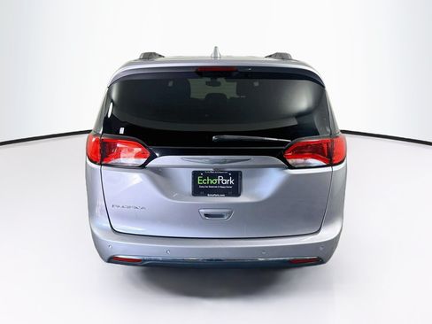 Used 2018 Chrysler Pacifica Touring-L FWD image 7