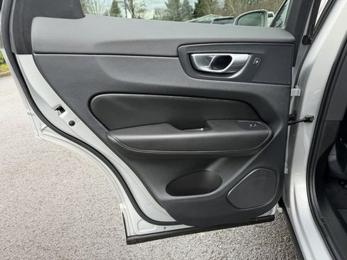 Used 2023 Volvo XC60 B5 Plus image 32