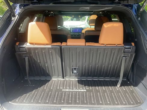 Certified 2025 Toyota Highlander Platinum AWD/4WD image 9