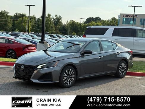 Used 2024 Nissan Altima 2.5 SV FWD image 3