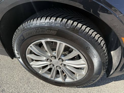 Used 2017 Cadillac XT5 Luxury w/ Driver Awareness Package FWD image 9