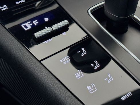 Certified 2023 Porsche Macan AWD/4WD image 20