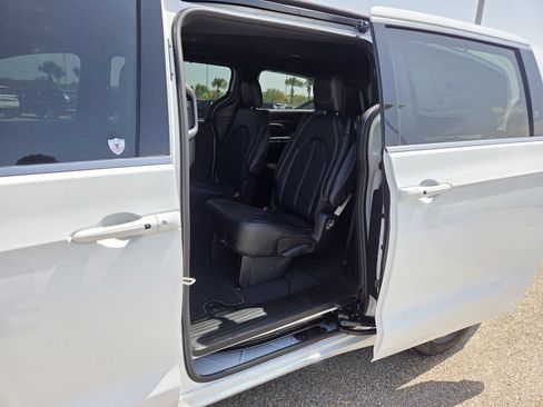 New 2026 Chrysler Pacifica Select FWD image 13