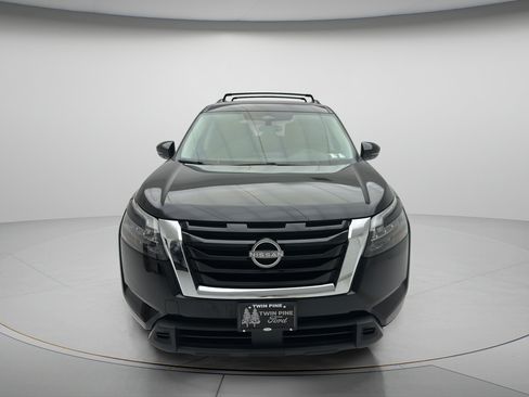 Used 2024 Nissan Pathfinder SV AWD/4WD image 2