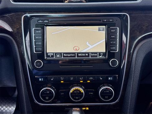 Used 2014 Volkswagen Passat TDI SEL Premium image 16