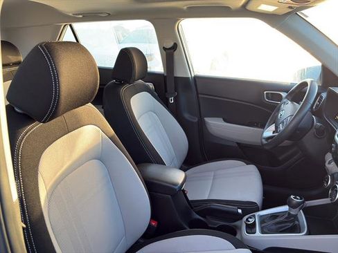 Used 2025 Hyundai Venue SEL FWD image 9