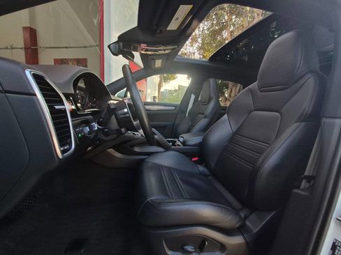 Used 2022 Porsche Cayenne Platinum Edition image 33