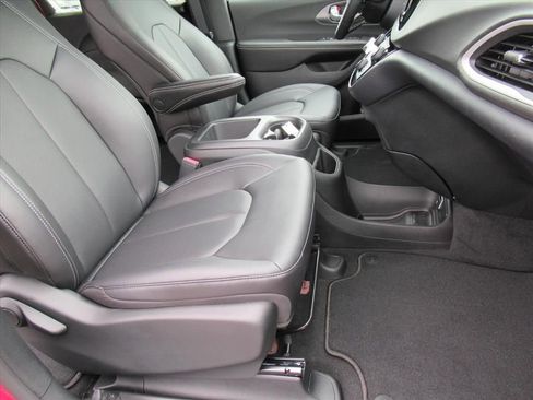 New 2026 Chrysler Voyager LX image 9