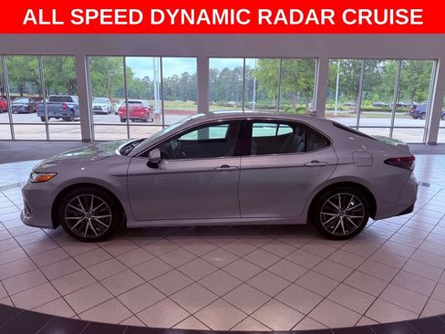 Used 2022 Toyota Camry XLE FWD image 4