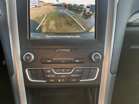 Used 2019 Ford Fusion SE image 12