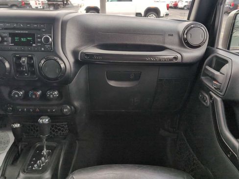 Used 2017 Jeep Wrangler Unlimited Sahara image 25