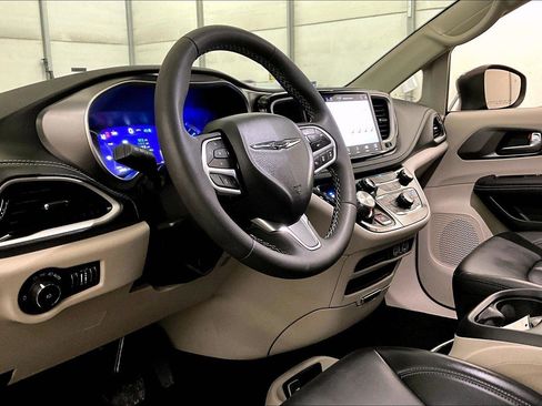 Used 2023 Chrysler Pacifica Touring-L image 12