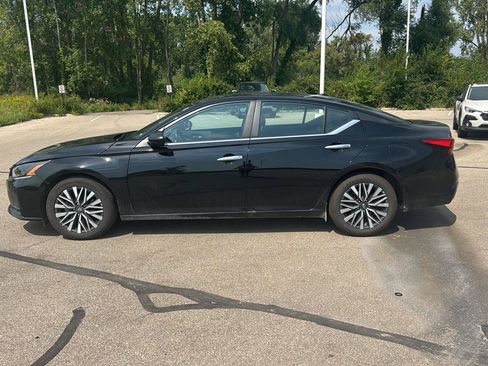 Used 2025 Nissan Altima 2.5 SV FWD image 2