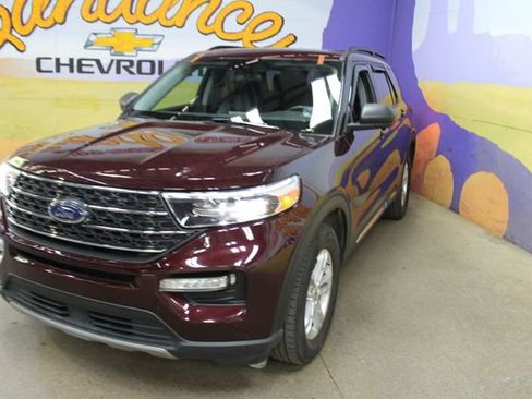 Used 2022 Ford Explorer XLT w/ Equipment Group 202A AWD/4WD image 4