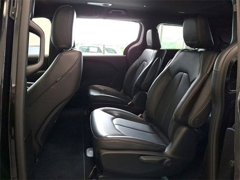 Certified 2023 Chrysler Pacifica Touring-L w/ S Appearance Package image 7