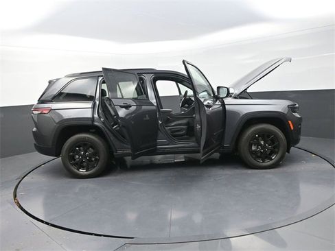 New 2025 Jeep Grand Cherokee Altitude image 32